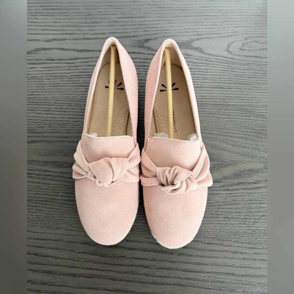 NWT Isaac Mizrahi Live Soft Pink Loafers with Knot Accent.. Size 8